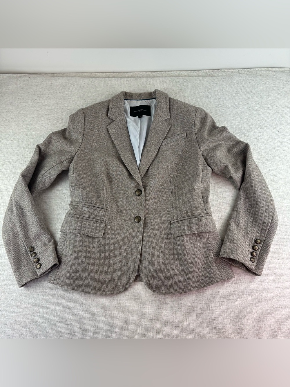 Banana Republic women’s 6 Herringbone wool blend Blazer in gray long sleeve